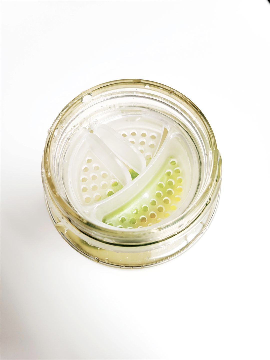 Splasí Daily Wellness Bottle with Strainer