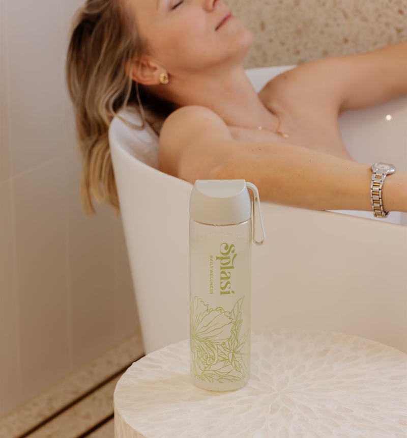 Kasia soaking in bathtub with Splasí drink nearby Kasia soaking in bathtub with Splasí drink nearby